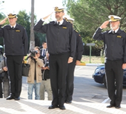 Don Felipe durante la interpretación del Himno Nacional, a su llegada a la Base Naval de Rota